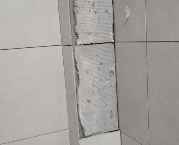 河南瓷砖空鼓维修公司分享下瓷砖施工前基层浇水润湿程度不足，可能导致以下问题