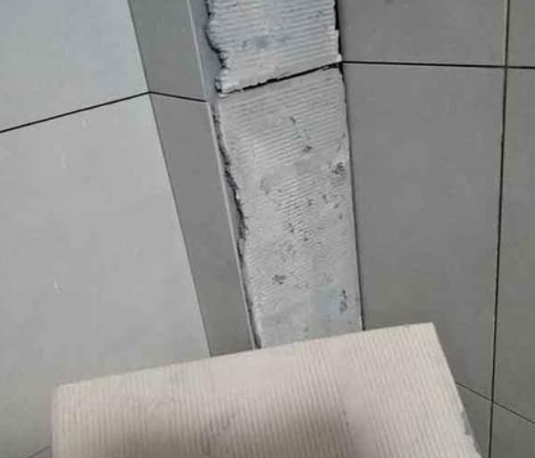 河南瓷砖空鼓维修公司分享下厨房瓷砖脱落的补救措施。